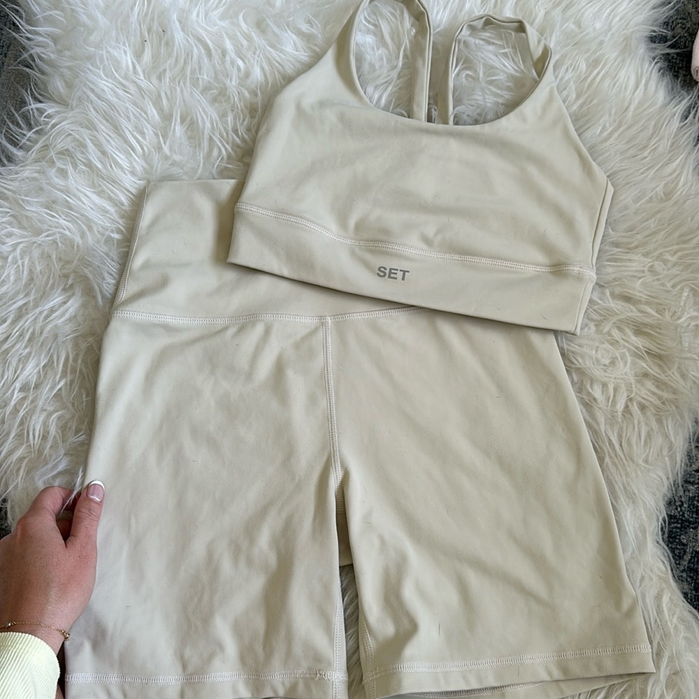 Set Active bra and biker shorts